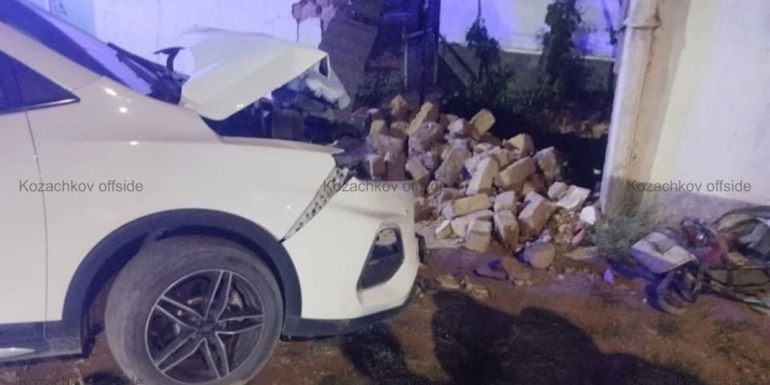 В Арыси автомобиль въехал в людей у дома, погибли четверо