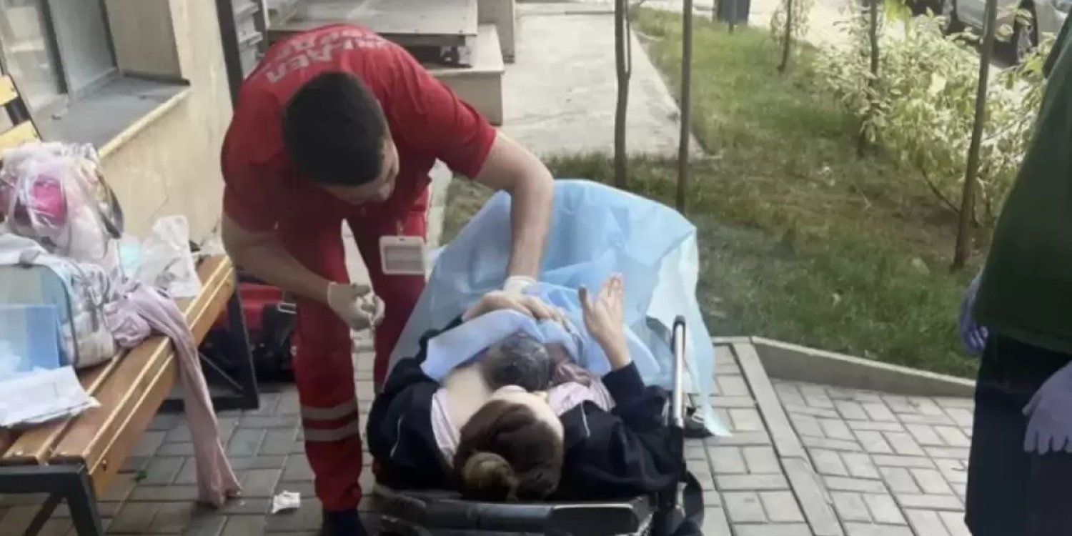 Алматыда тұрақтағы көліктердің кесірінен әйел үй ауласында босанды