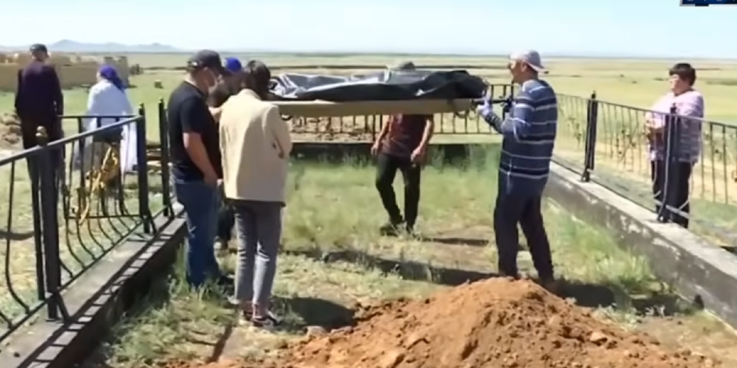 Жительница Карагандинской области нашла в могиле матери останки другого человека