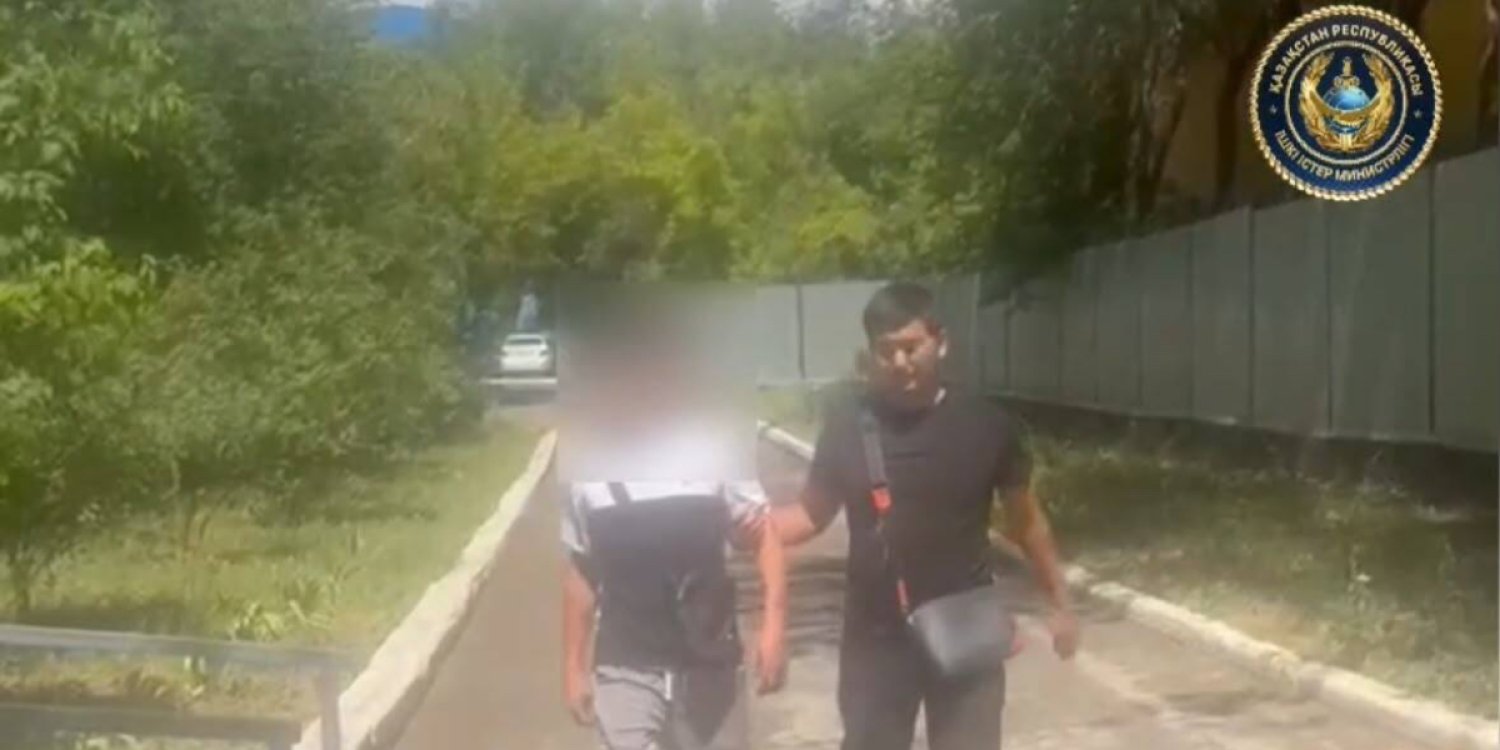 Қарағандыда зейнеткерге күндізгі уақытта шабуыл жасап алтын алқасын ұрлаған күдікті ұсталды