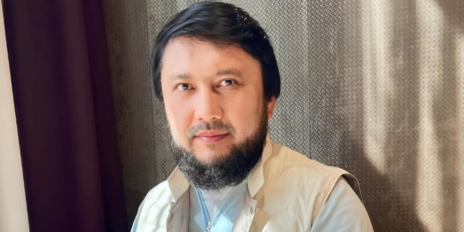 "Анам қайнысымен шаңырақ көтерді": Мұхамеджан Тазабек отбасылық сырын бөлісті