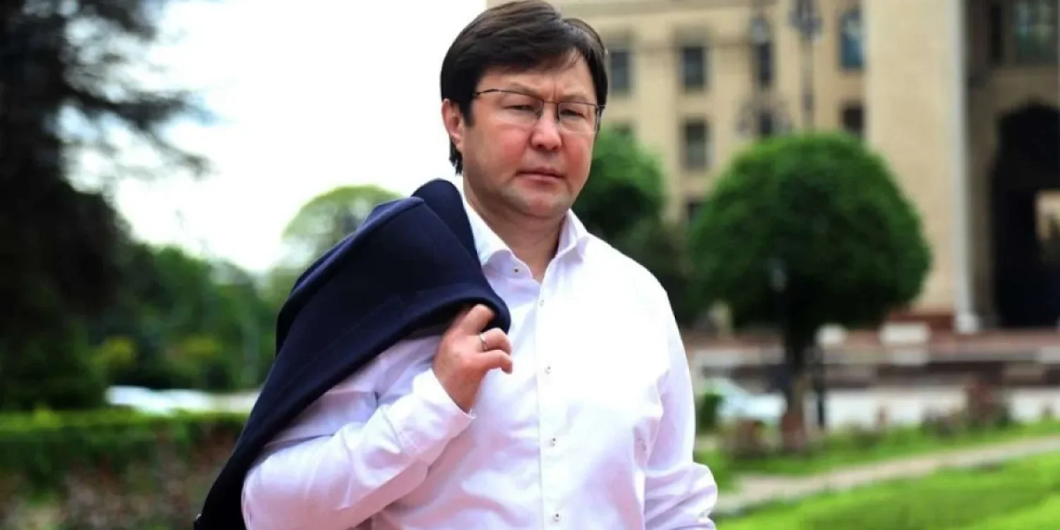 «Бүкіл ақын менің әніме сөз жазуды армандайды»: Ақберен Елгезек: «Сүйікті етші» әнін жазуыма Мейрамбек себепші болды