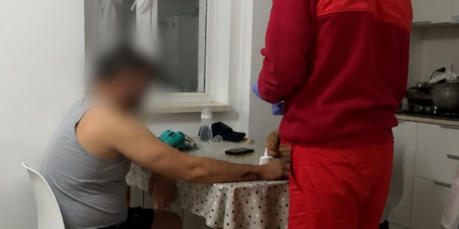 "Әйелім салды": Алматыда ер адам жұбайының қолынан ауыр жарақат алғанын айтты