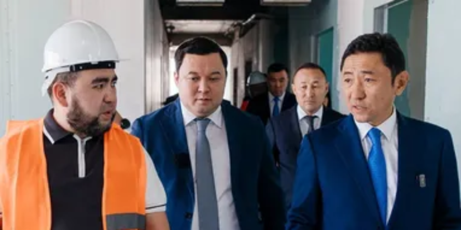 «Кесте сақталмаса, жауап бересіздер»: Атырау облысының әкімі мердігерлерге қатаң ескерту жасады