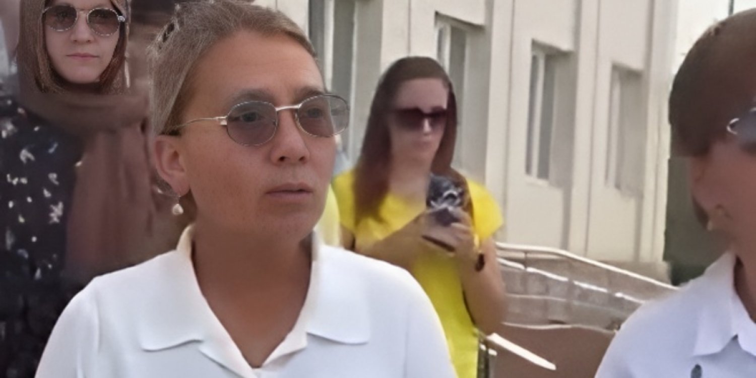 «Шаштары боялған, қолдарында алтын»: «Мектепке жол» көмегінен қағылған аналар жұрттың сынына калды