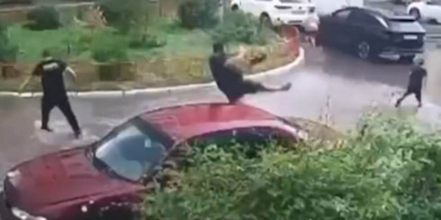 В Астане двух мужчин арестовали после видео с купанием в луже
