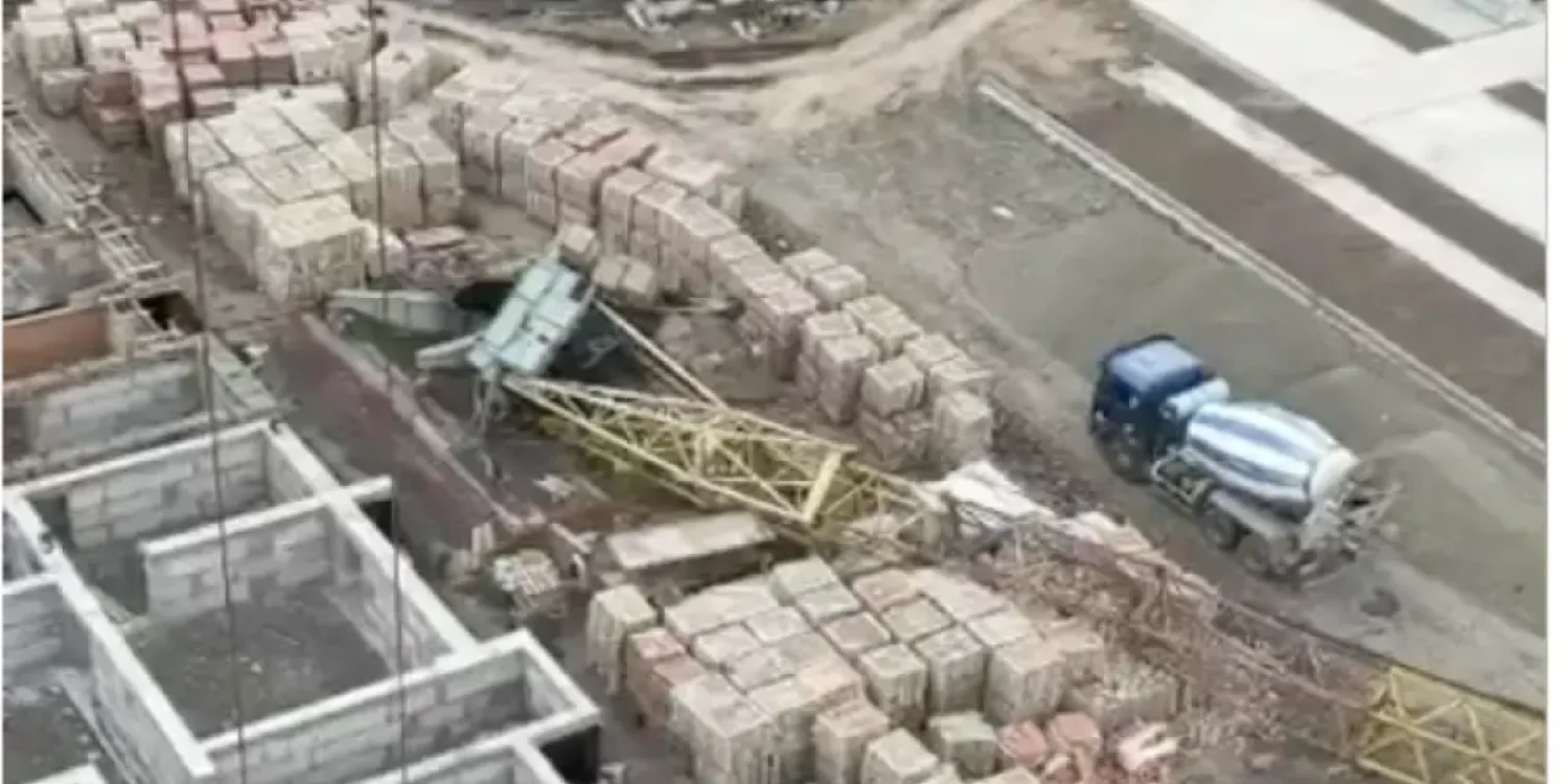 Астанада құрылыс алаңдарының бірінде кран құлады: адам шығыны бар