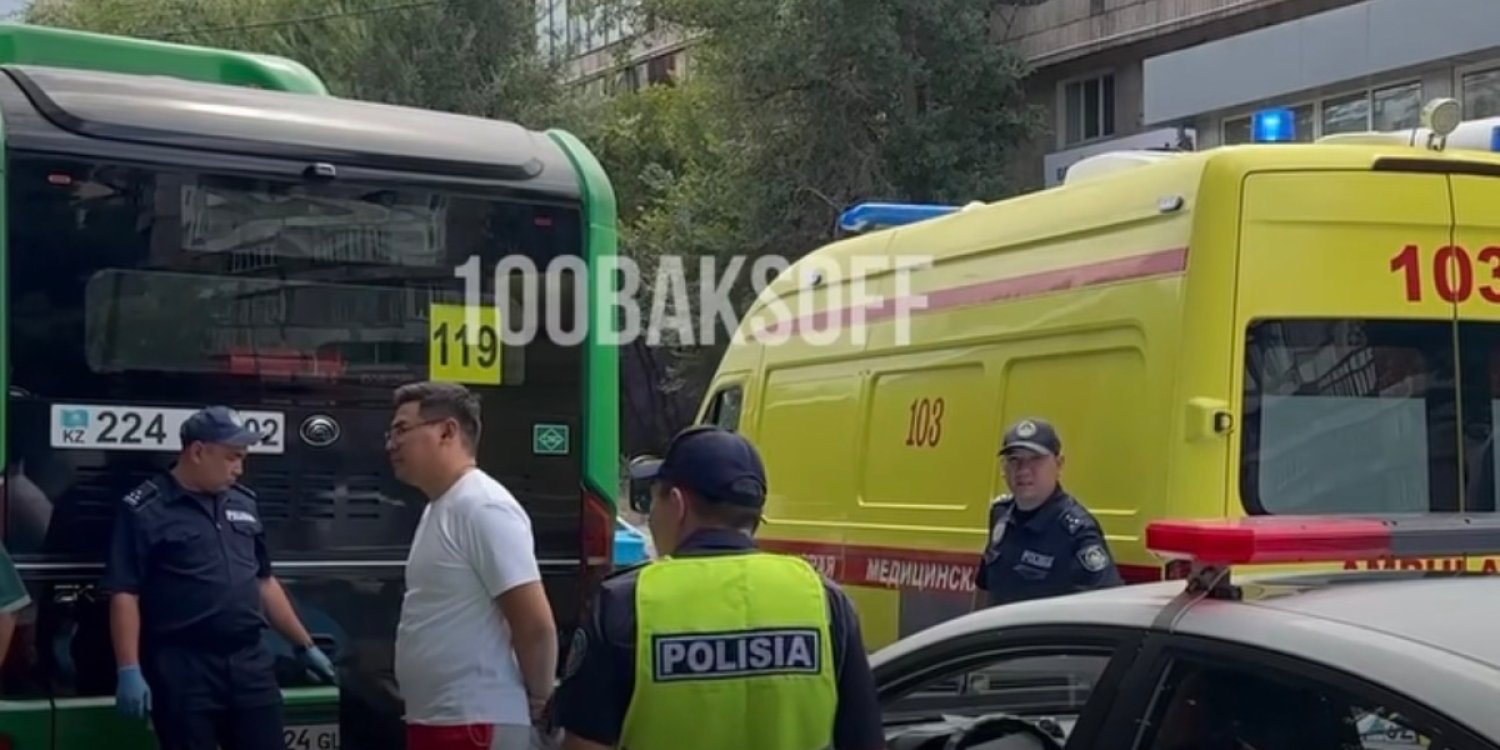 Жантүршігерлік сәт: Алматыда автобустың әйелді қағып кеткен видеосы тарады (ВИДЕО)