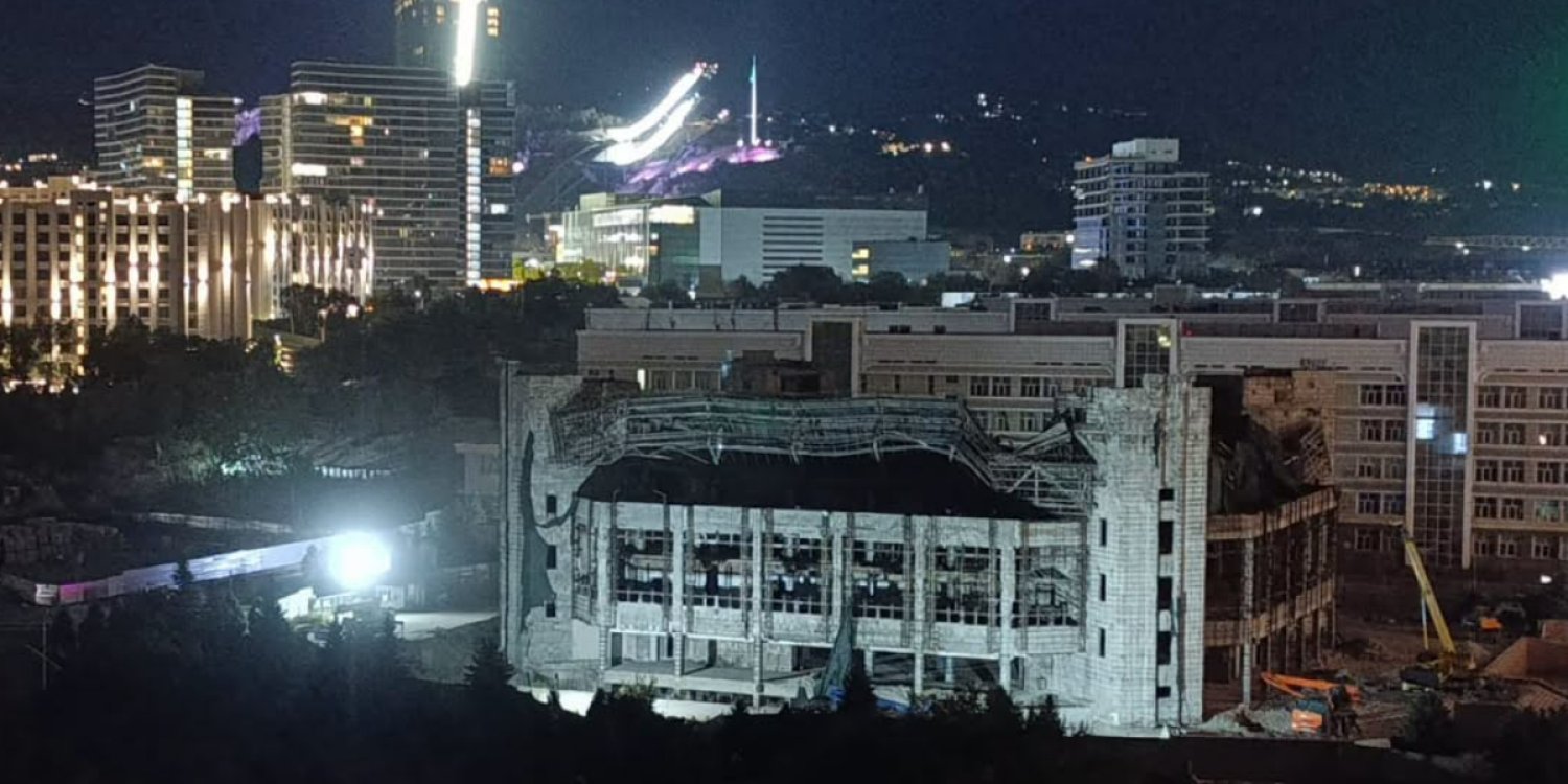 Алматыда Студенттер сарайының ғимараты опырылып түсті