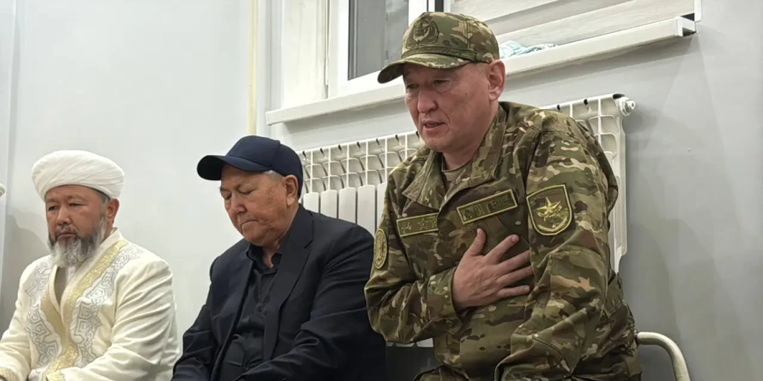 Қорғаныс министрі қаза болған сарбаздардың жақындарынан бас иіп кешірім сұрады