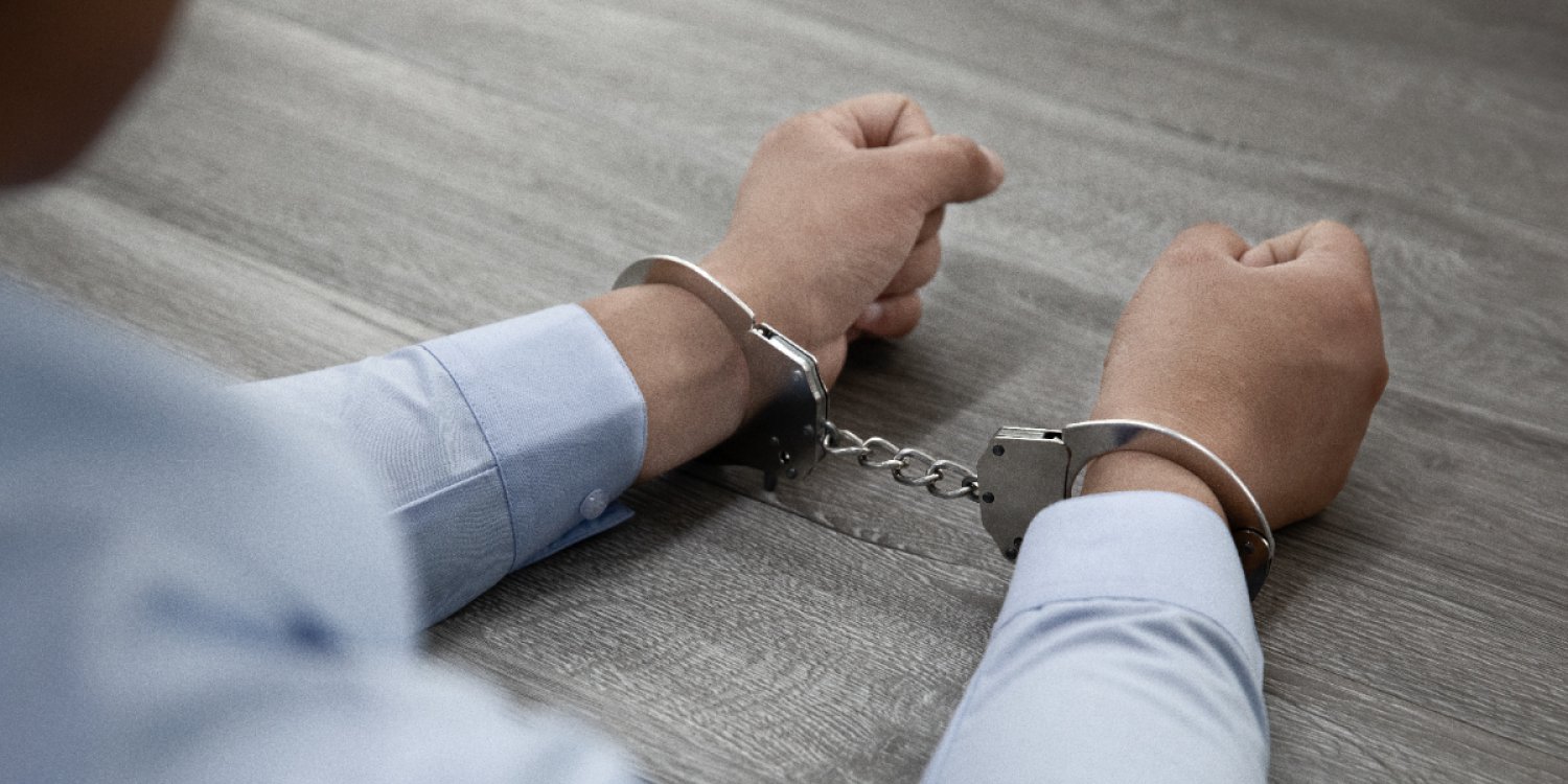 Алматыда есірткіге қарсы күрес басқармасының бұрынғы және қазіргі полицейлері ұсталды