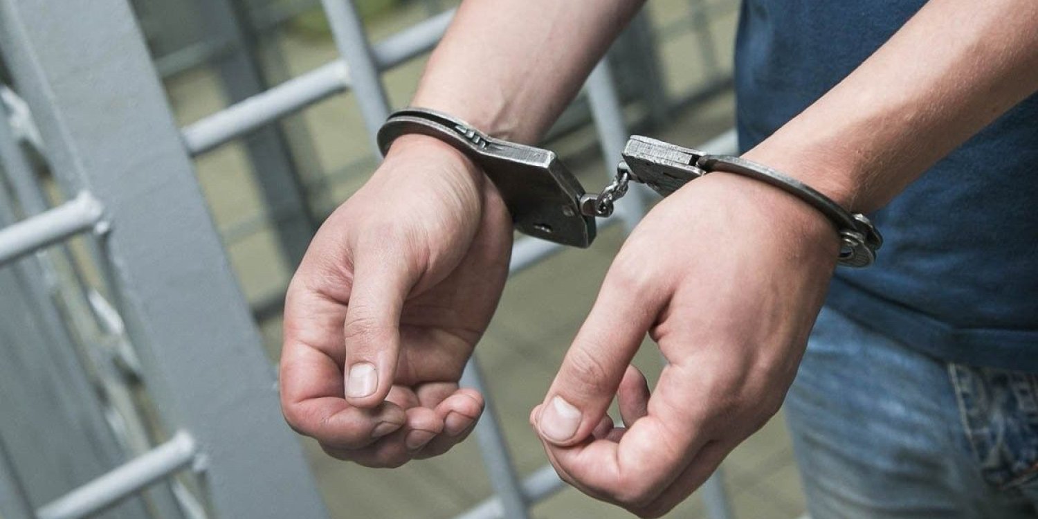 Уақытша ұстау изоляторында жанжал шықты: Ер адам полицейді бірнеше рет ұрған
