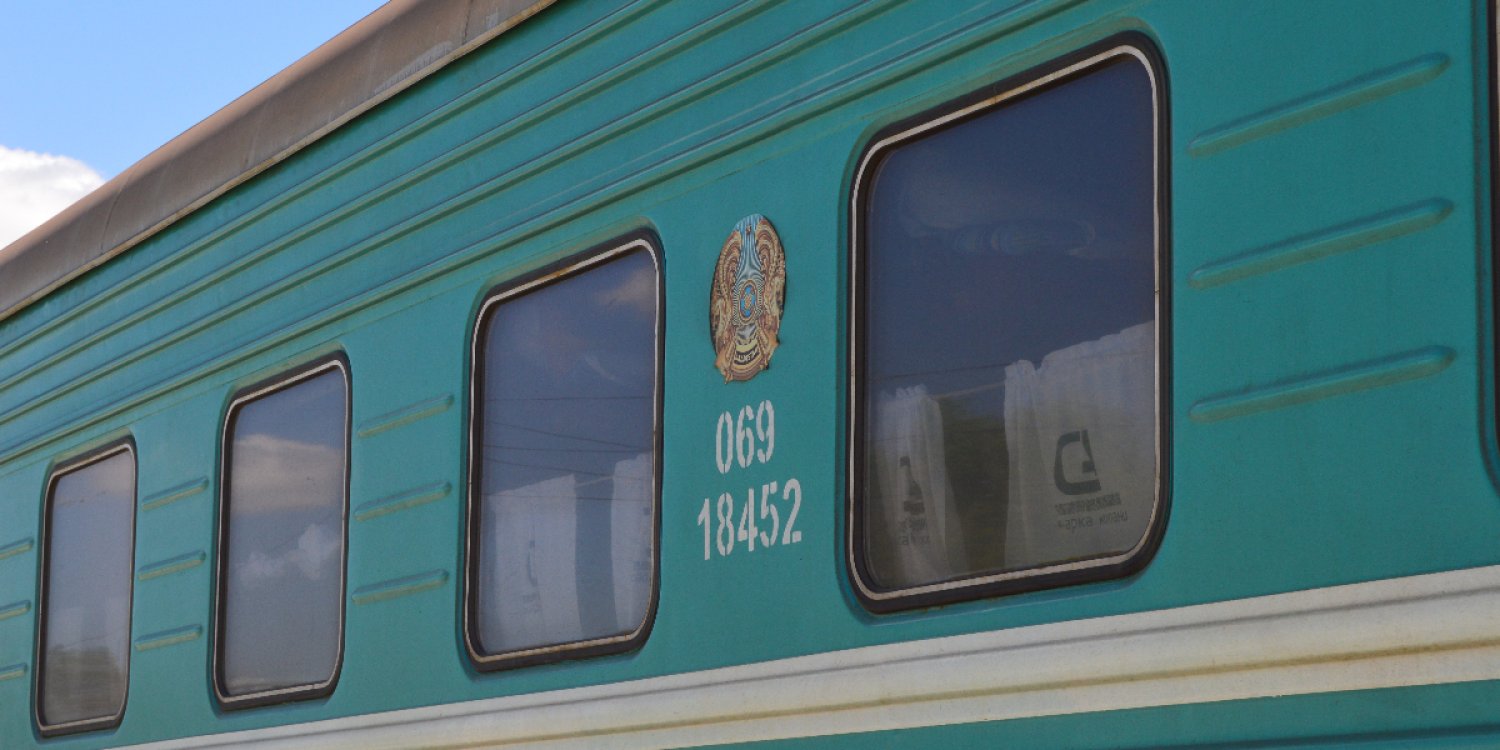 Пойызда қыздың тізесінен ұстаған 69 жастағы ер адам ұсталды