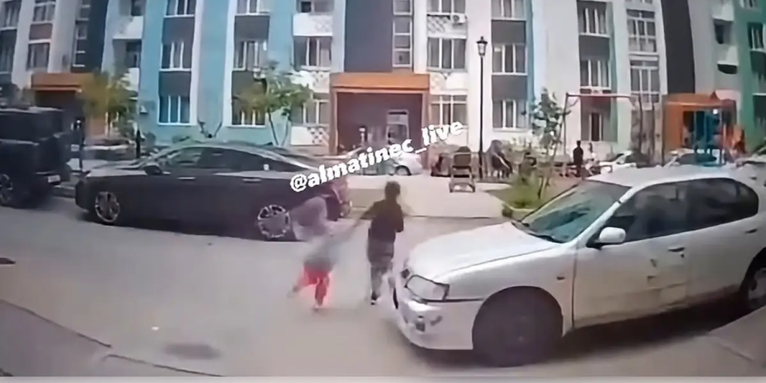Алматыда тұрғын үй кешенінің ауласында көлік екі баланы қағып кетті