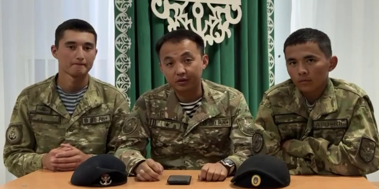 «Кемеге мінген жоқпын»: Министрлік туыстары алаңдаған екі сарбаздың видеосын жариялады