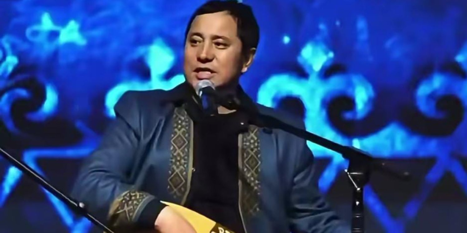 «Ішіп алған ба»: Айтыс сахнасында ұятқа қалған танымал айтыскер жазаланды