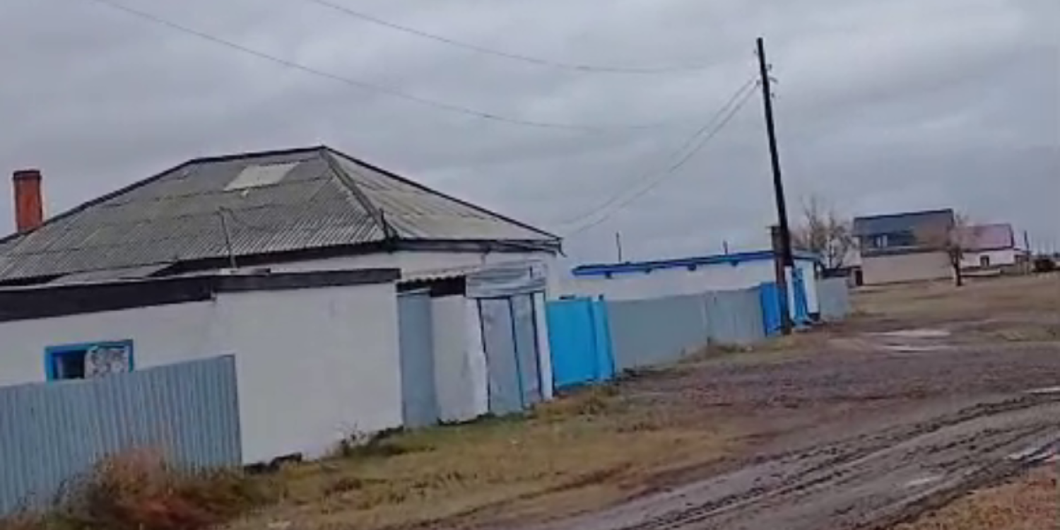 У жителей сгорела техника, а аким вышел из чата: На что жалуются в селе под Аксу