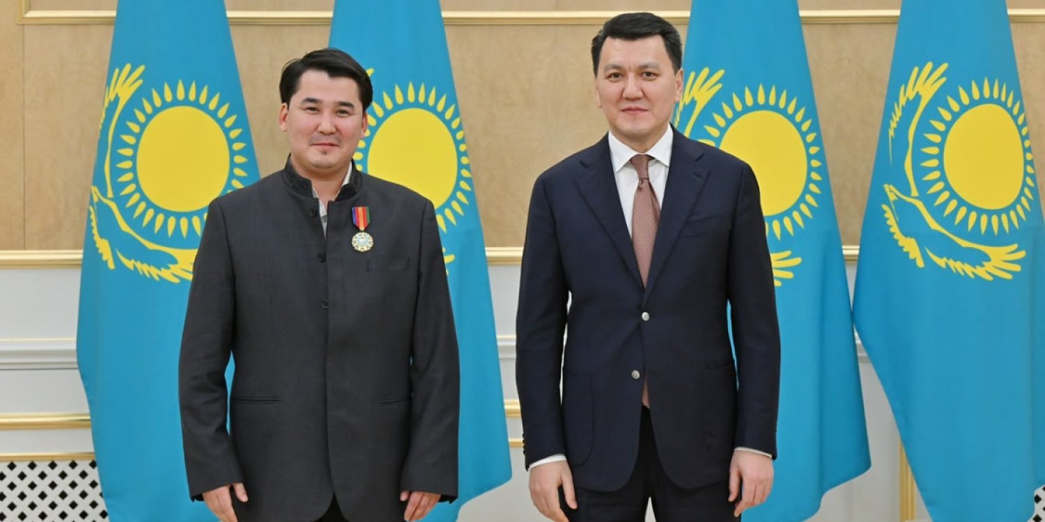 Ерлан Қарин қырғыз әншісін орденмен марапаттады