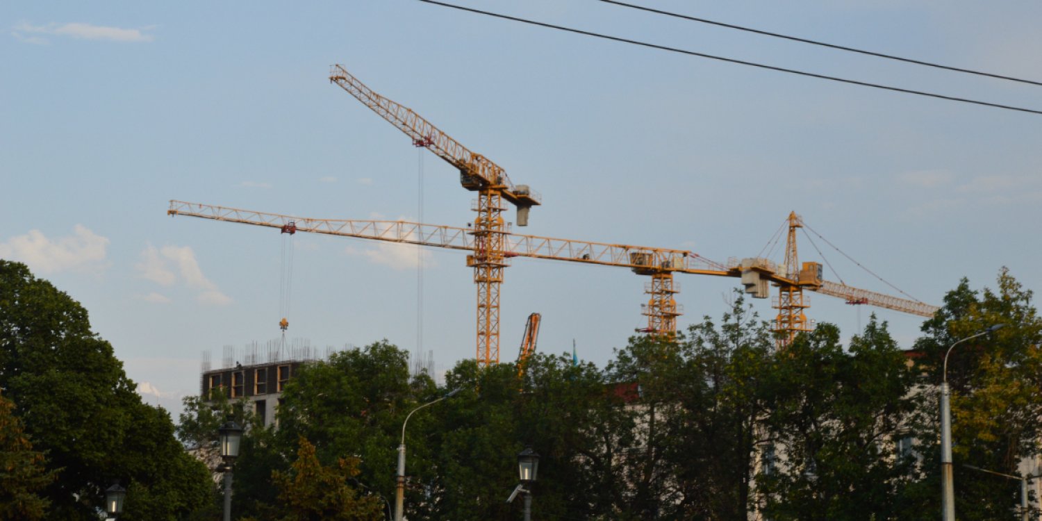 Айбар Олжаев Тоқаевтың Жолдауындағы құрылыс бастамасының экономикаға әсерін түсіндірді
