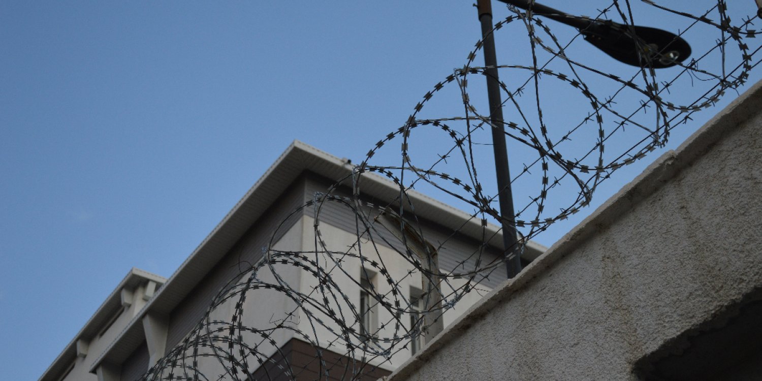 Атырау тергеу изоляторында жаппай наразылық болды: Үш адам ауруханаға жеткізілді