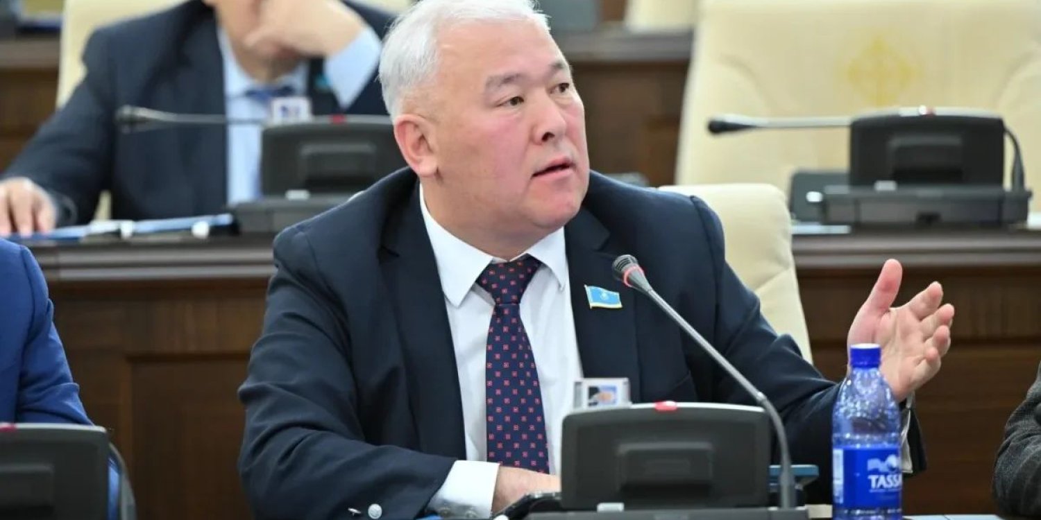 «Баланың аузынан жырып жеу – масқара!»: Әбенов шенеуніктердің жәрдемақыны қысқарту жоспарына шүйлікті