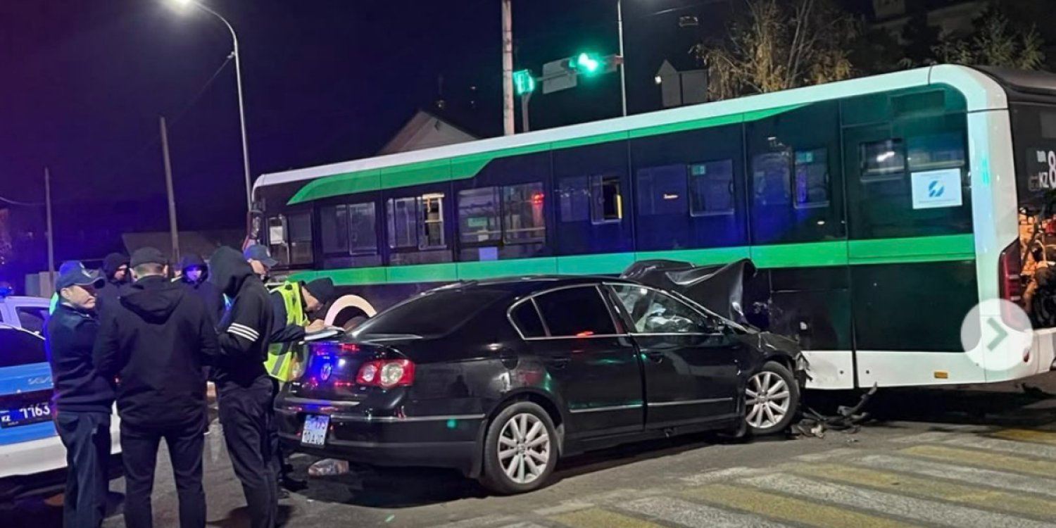 Қостанайда автобус пен жеңіл көлік соқтығысты: адам шығыны бар