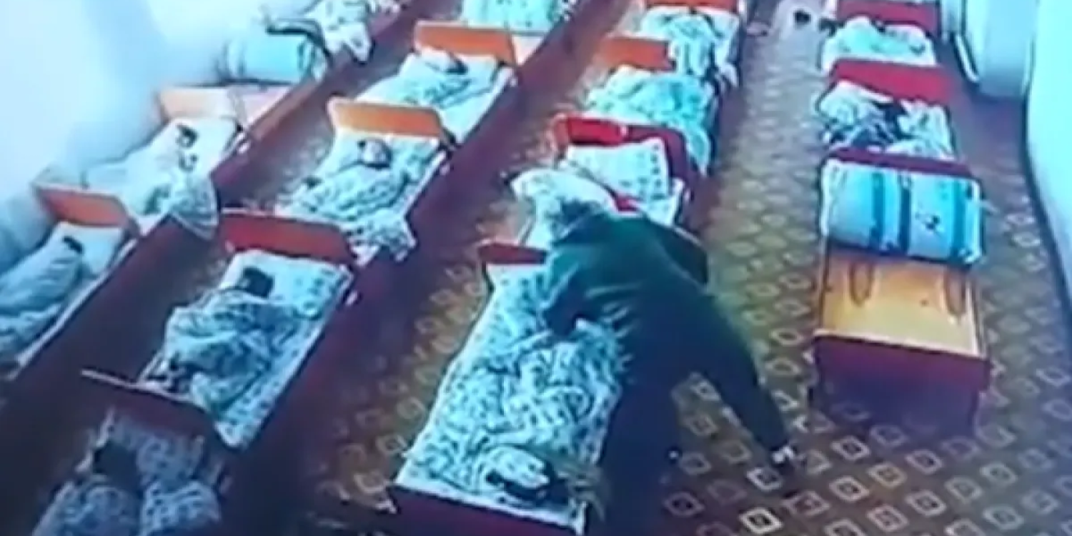 «Ұйықтап жатқан баланың бетін тырнады»: Ақтөбедегі балабақша тәрбиешісінің үстінен іс қозғалды
