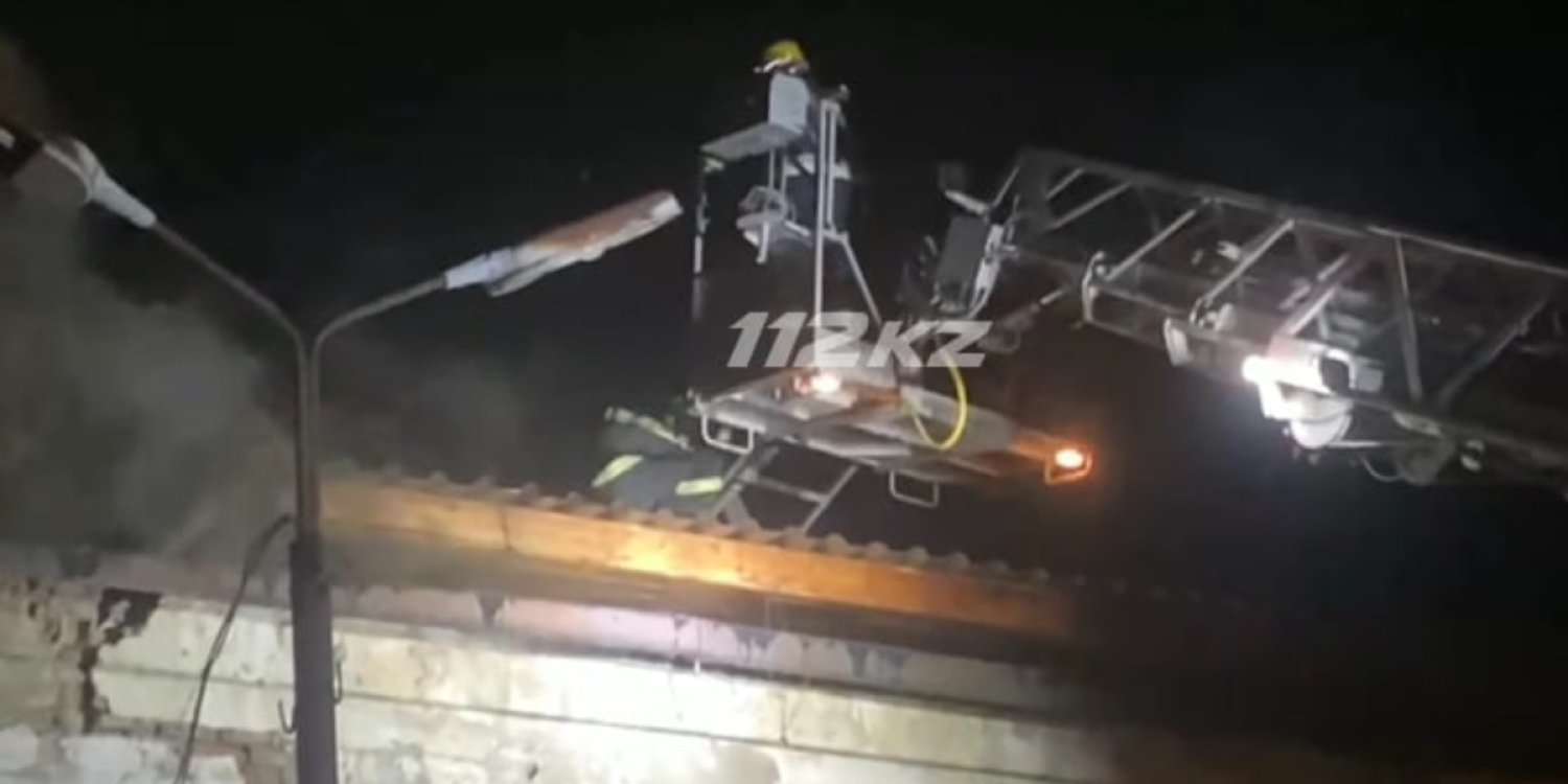 В Усть-Каменогорске пожар охватил 720 квадратных метров завода