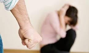 Ер адам әйелінің көзі шыққанша ұрып, видеоға түсірген 